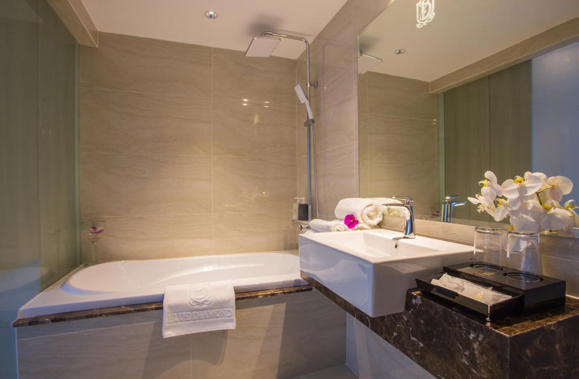 Nicecy Suite Hotel & Spa Хошимин Екстериор снимка